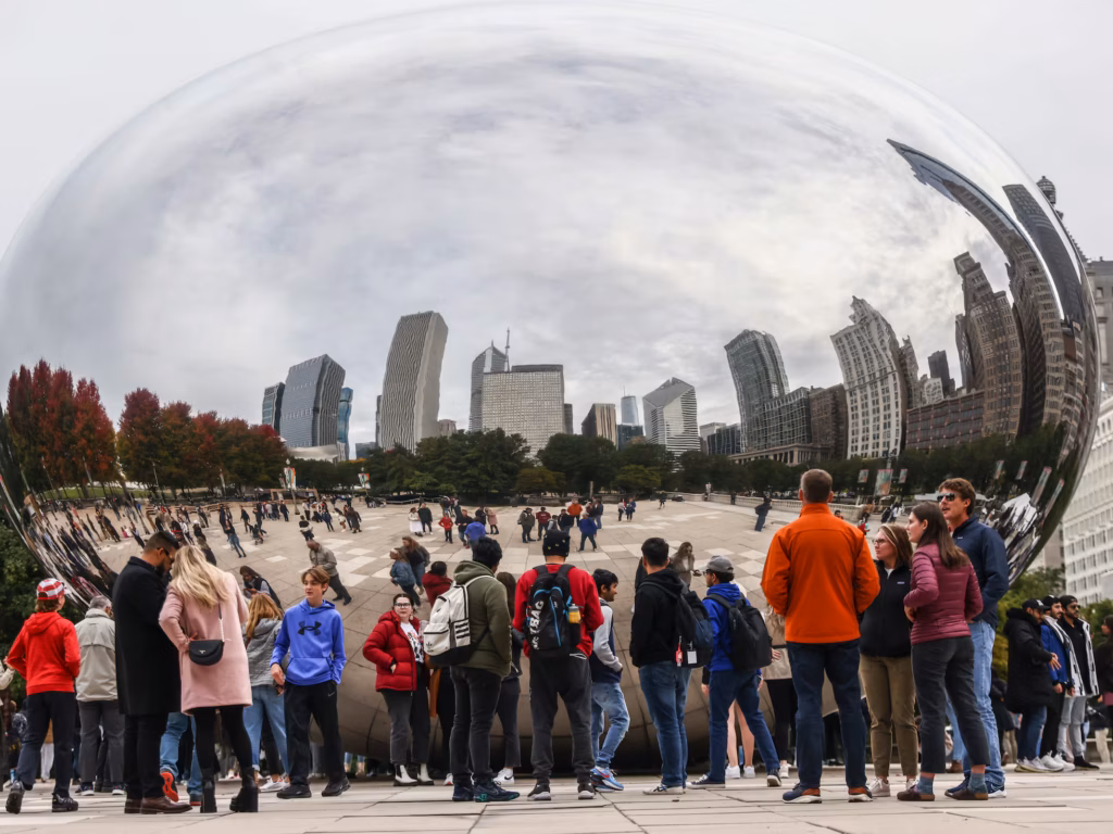 Los adolescentes de Chicago exploran cafeterías, tiendas vintage y espacios culturales como alternativas a los centros comerciales.