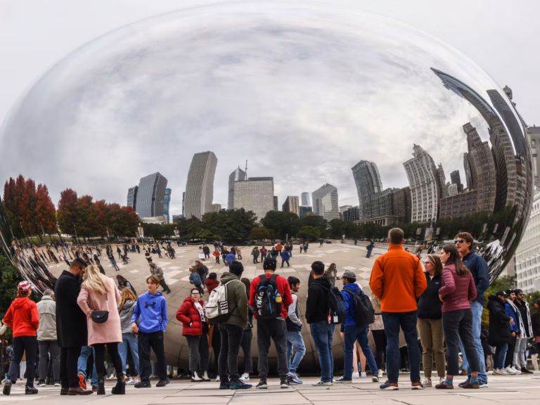 Los adolescentes de Chicago exploran cafeterías, tiendas vintage y espacios culturales como alternativas a los centros comerciales.