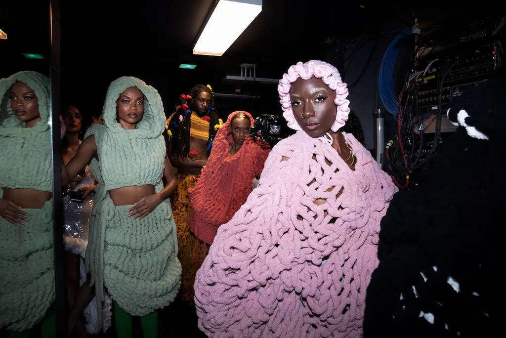 Modelos en una pasarela de moda contemporánea en Chicago, con prendas urbanas y diseños de creadores independientes.