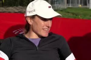 Atleta femenina compitiendo en silla de ruedas deportiva durante el Maratón de Chicago, donde Catherine Debrunner estableció un récord mundial.