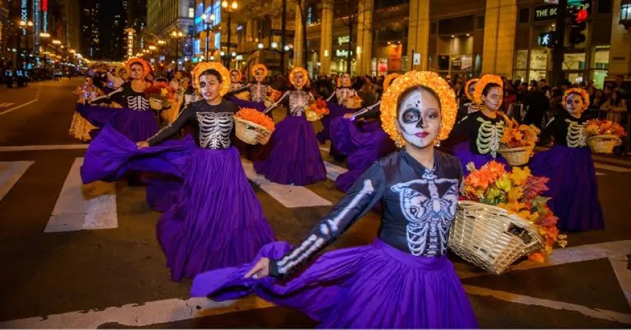 Halloween en Chicago con familias y personas disfrazadas participando en un desfile