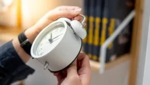 Cambio de hora en Chicago con un reloj frente al paisaje urbano durante el inicio del horario estándar.