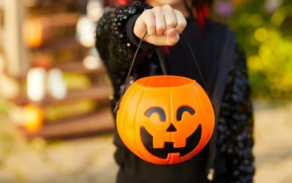 Familias celebran Halloween en Chicago durante los horarios establecidos para pedir dulces en distintos vecindarios.