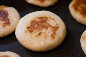 De Venezuela y Colombia a las calles de Chicago, las arepas se abren paso entre hamburguesas, pizzas y hot dogs, demostrando que la gastronomía latina tiene mucho que ofrecer.
