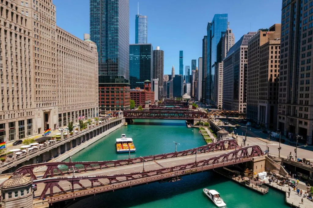 Clima en Chicago con cielo soleado y temperaturas frescas durante el sábado.