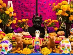 Día de Muertos en Chicago con una ofrenda mexicana decorada con cempasúchil, velas, fotografías y pan tradicional.