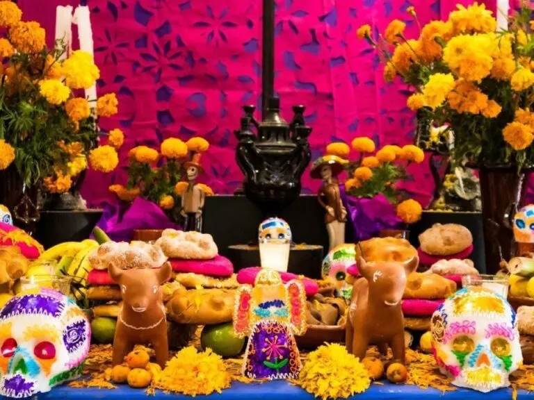 Día de Muertos en Chicago con una ofrenda mexicana decorada con cempasúchil, velas, fotografías y pan tradicional.