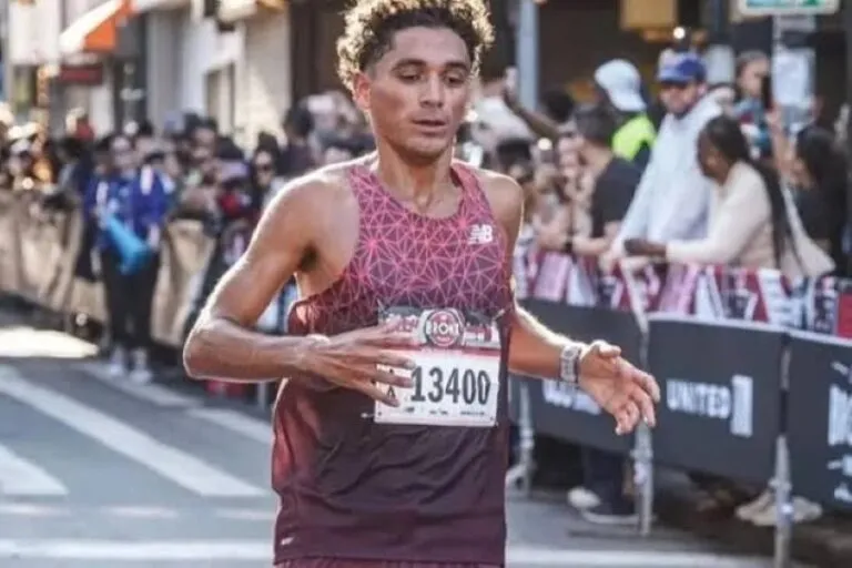 Dylan Van der Hock corre el Maratón de Chicago, donde fue el mejor sudamericano y estableció una nueva marca personal.