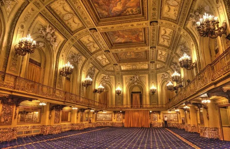 Fachada nocturna del Congress Plaza Hotel con su característico letrero rojo y una atmósfera misteriosa.