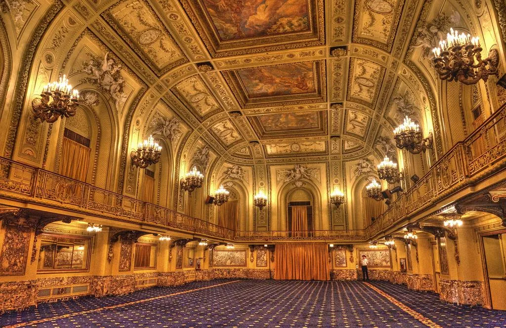Fachada nocturna del Congress Plaza Hotel con su característico letrero rojo y una atmósfera misteriosa.