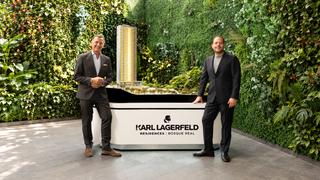 Representantes de Karl Lagerfeld Residences junto a la maqueta de la torre residencial de lujo en Bosque Real, México.