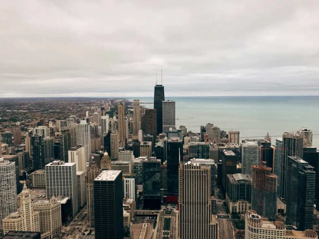 Lluvia en Chicago continuará durante el jueves antes de un fin de semana con cielo más despejado y temperaturas frescas.