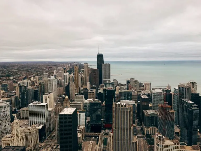 Lluvia en Chicago continuará durante el jueves antes de un fin de semana con cielo más despejado y temperaturas frescas.