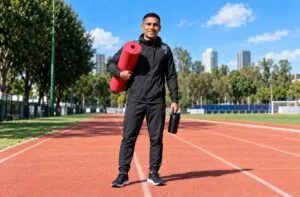 Jorge Luis Cruz celebra el récord mexicano de maratón después de completar la competencia de Chicago.