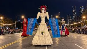 La Catrina de Aguascalientes participa con figuras monumentales, danza y tradiciones mexicanas en el desfile Arts in the Dark de Chicago.