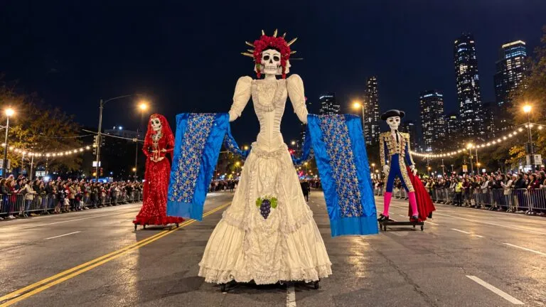 La Catrina de Aguascalientes participa con figuras monumentales, danza y tradiciones mexicanas en el desfile Arts in the Dark de Chicago.