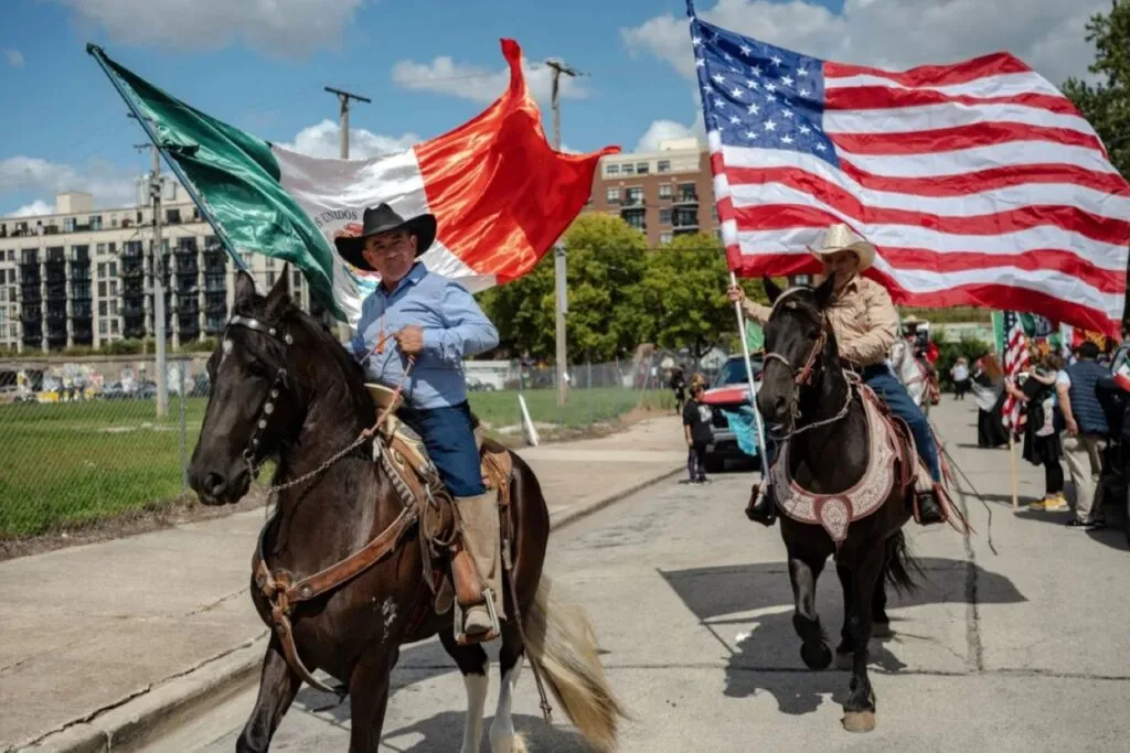 Personas de la comunidad latina participan en una celebración cultural del Mes de la Herencia Hispana en Chicago.
