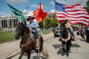 Personas de la comunidad latina participan en una celebración cultural del Mes de la Herencia Hispana en Chicago.