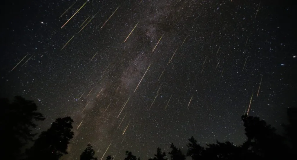Lluvia de meteoros Oriónidas sobre el cielo nocturno de Chicago antes del amanecer.