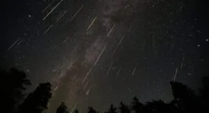 Lluvia de meteoros Oriónidas sobre el cielo nocturno de Chicago antes del amanecer.