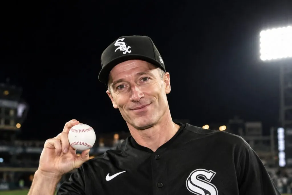 Robert Lewandowski viste la camiseta de los Chicago White Sox durante el lanzamiento de la primera bola en un partido de playoffs.
