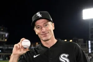 Robert Lewandowski viste la camiseta de los Chicago White Sox durante el lanzamiento de la primera bola en un partido de playoffs.
