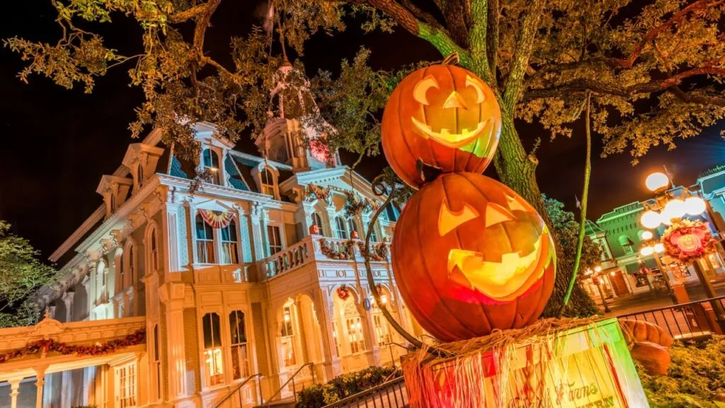 Clima de Halloween en Chicago con familias disfrazadas caminando bajo un cielo nublado durante el dulce o truco.