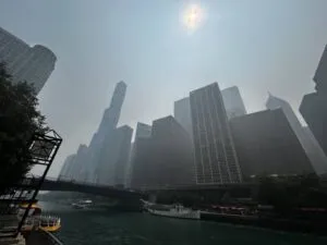 La calidad del aire en Chicago alcanza niveles insalubres mientras la niebla reduce la visibilidad en diferentes sectores.