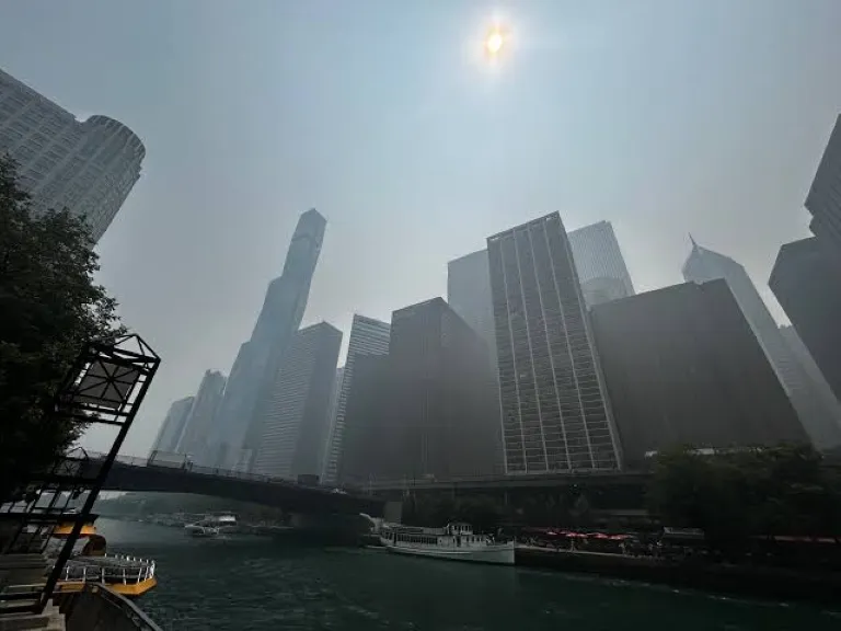 La calidad del aire en Chicago alcanza niveles insalubres mientras la niebla reduce la visibilidad en diferentes sectores.