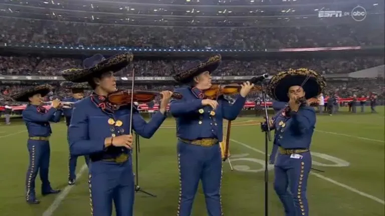Mariachi de Chicago denuncia ataques tras cantar el himno con los Bears
