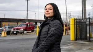 Marimar Martínez presenta una demanda tras sobrevivir a cinco disparos durante un operativo federal en Chicago.