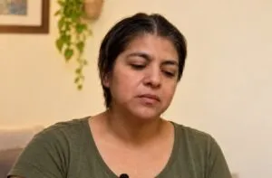 Eloida Hermenegildo durante una entrevista sobre su recuperación, gastos médicos y necesidad de prótesis en Illinois.