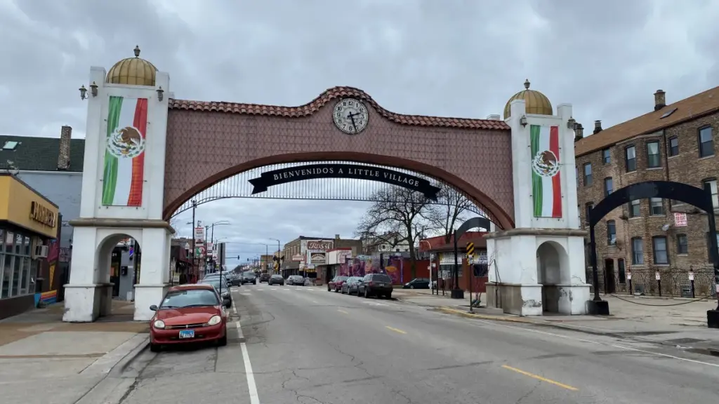 Murales y comercios de inspiración mexicana en el barrio de Pilsen, Chicago.