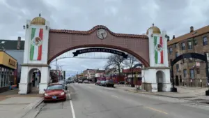 Murales y comercios de inspiración mexicana en el barrio de Pilsen, Chicago.