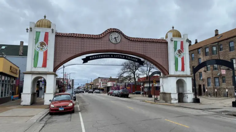 Murales y comercios de inspiración mexicana en el barrio de Pilsen, Chicago.