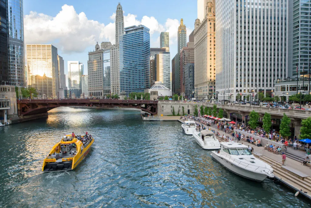 Chicago no solamente construyó una ciudad alrededor de su río: también cambió el rumbo del agua para cambiar el destino de la ciudad.
