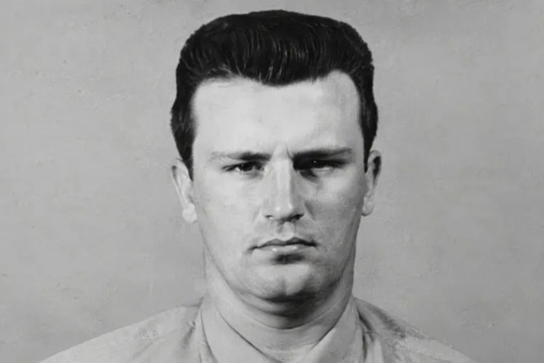 Fotografía histórica de un vehículo policial de Chicago relacionada con la investigación de un asesinato ocurrido en 1960.