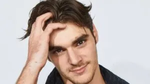 RJ Mitte, actor de Breaking Bad y defensor de la inclusión, durante una aparición pública relacionada con su trayectoria televisiva.