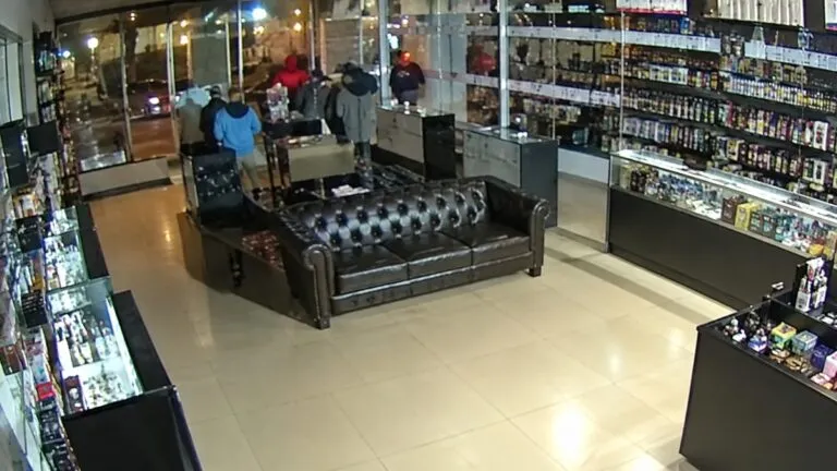 Robos a comercios afectan varios vecindarios de Chicago y dejan daños costosos en pequeños negocios durante la madrugada.